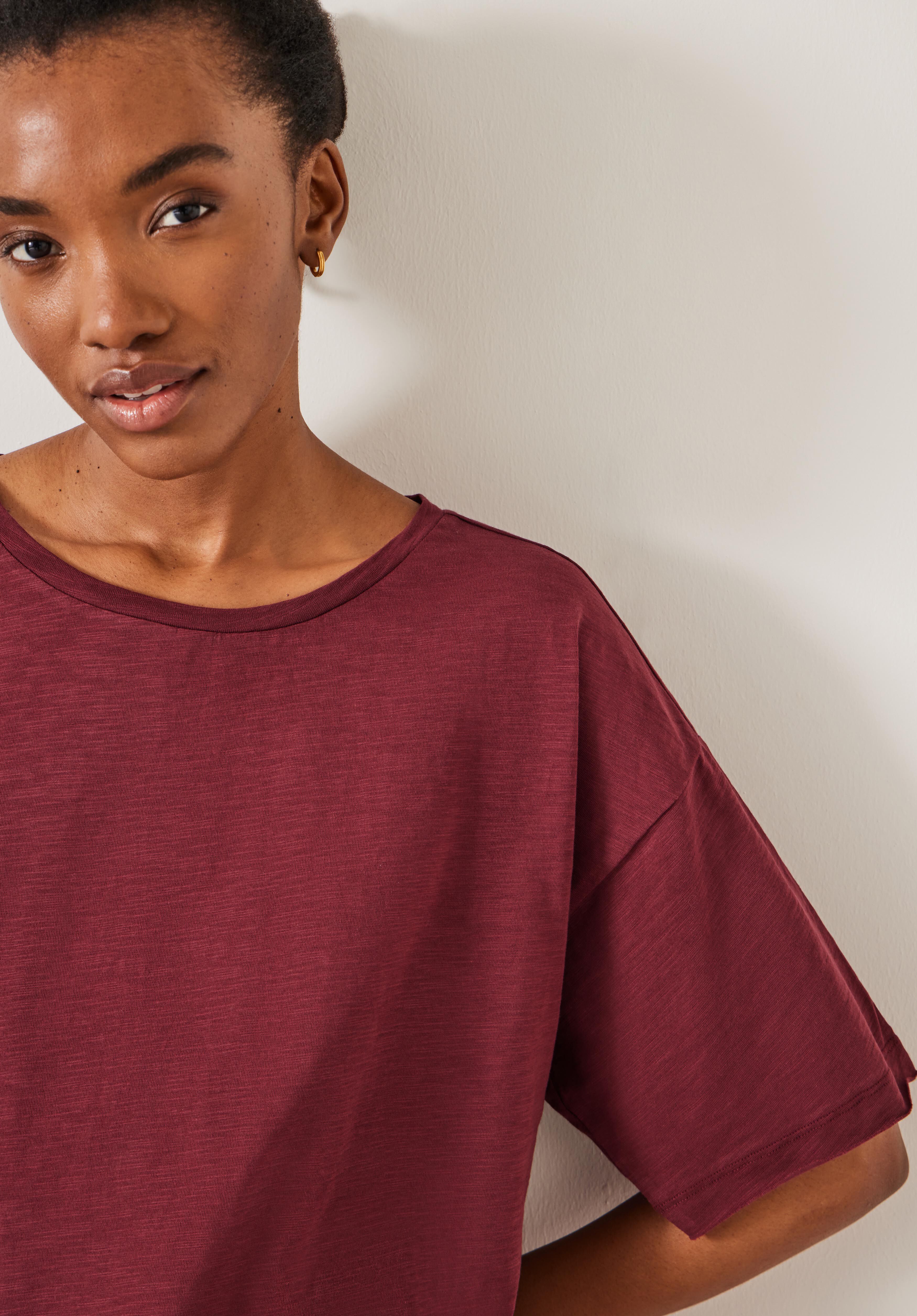 Mastering the Effortless Vibe: Your Ultimate Lookbook for the Loose Dropped Shoulder T-Shirt